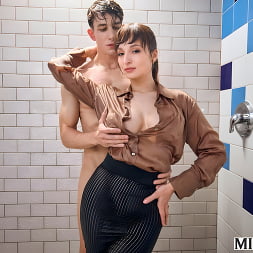 Lexi Luna en 'Milfy' La traviesa milf lexi seduce a una joven semental en la ducha (Miniatura 1)